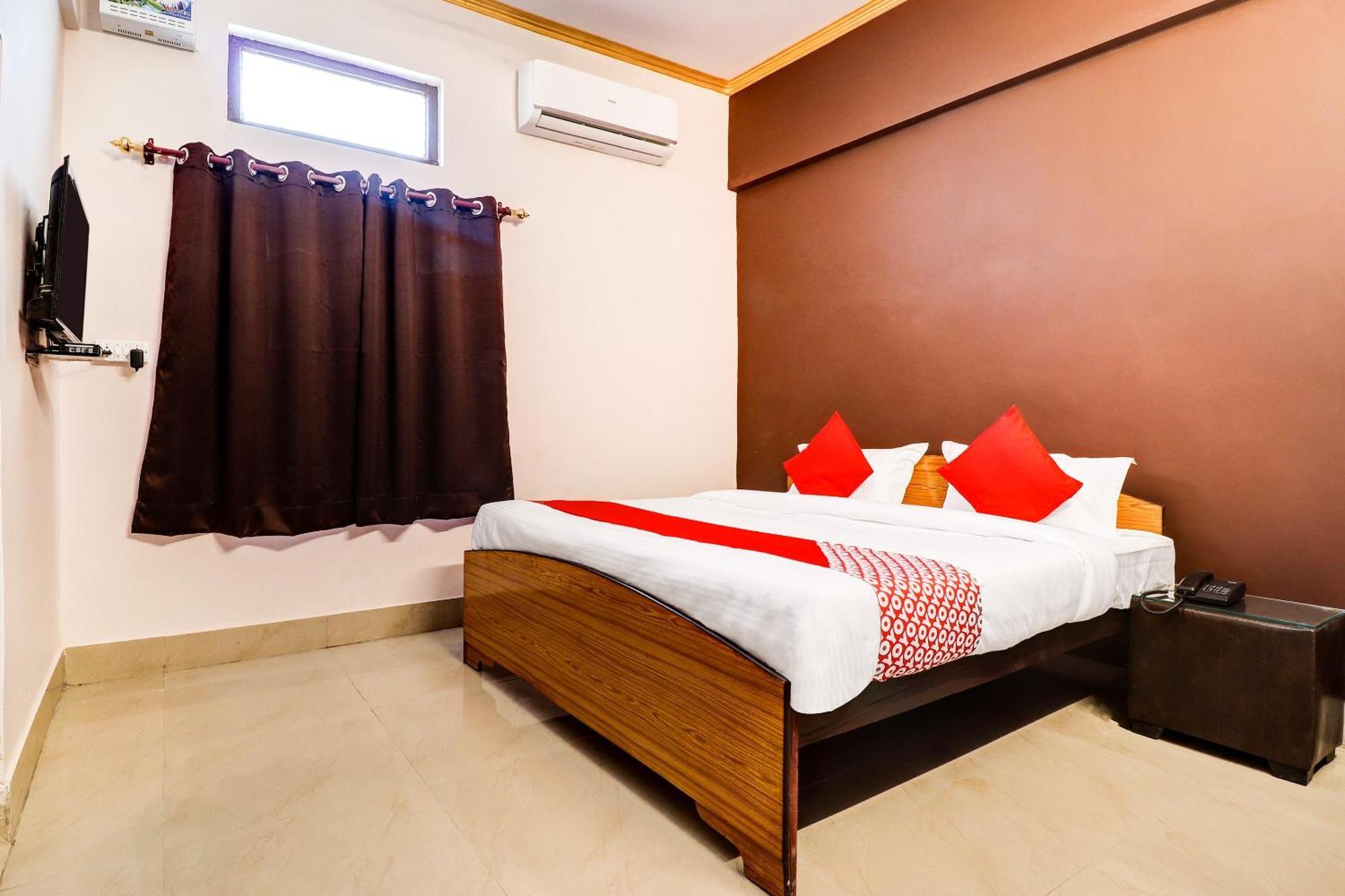 Hotel O Star City Hotel Ayodhya Bagian luar foto