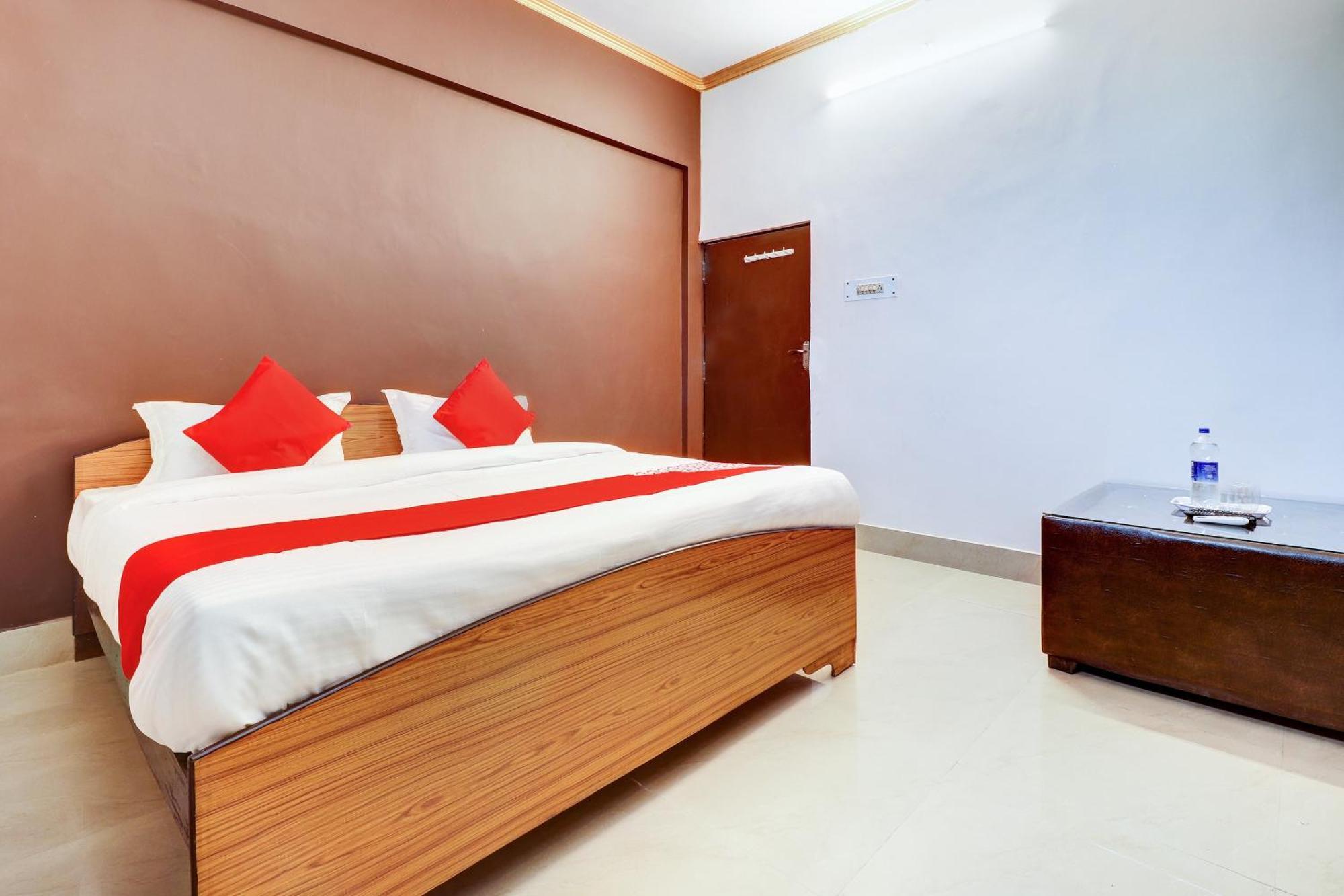 Hotel O Star City Hotel Ayodhya Bagian luar foto